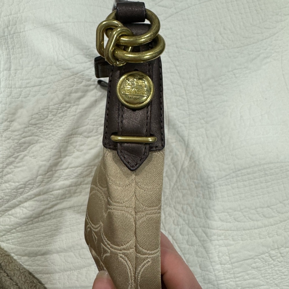 2010 Coach shoulder purse - Picture 4 of 6